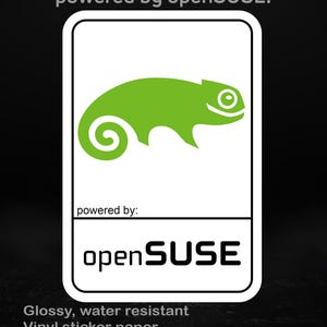 Peut inclure: Un autocollant rectangulaire blanc avec un logo de caméléon vert et le texte "openSUSE". L'autocollant comprend également le texte "powered by openSUSE!" et "powered by:" en haut et en bas. L'autocollant est brillant, résistant à l'eau et en vinyle.
