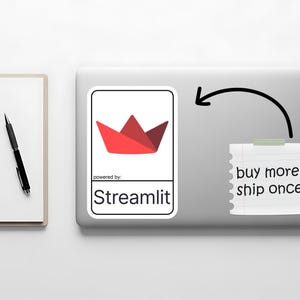 K&ouml;nnte beinhalten: Ein Laptop mit einem Aufkleber mit einem roten Papierboot-Design und dem Text "Streamlit". Ein Haftzettel mit dem Text "buy more, ship once" ist am Laptop befestigt. Ein schwarzer Stift und ein wei&szlig;er Notizblock befinden sich links.