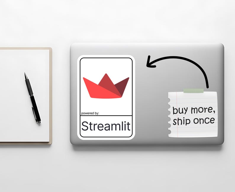 K&ouml;nnte beinhalten: Ein Laptop mit einem Aufkleber mit einem roten Papierboot-Design und dem Text "Streamlit". Ein Haftzettel mit dem Text "buy more, ship once" ist am Laptop befestigt. Ein schwarzer Stift und ein wei&szlig;er Notizblock befinden sich links.