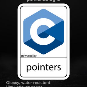 以下が含まれることがあります： 青と白のCロゴが入った白いステッカー。ロゴの上には「powered by C」、下には「pointers」と書かれています。ステッカーは光沢があり、耐水性があり、ビニール製です。