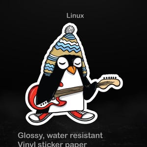 Puede incluir: Una pegatina de vinilo brillante y resistente al agua con un pingüino de dibujos animados que lleva un gorro de punto azul y beige y zapatillas rojas, tocando una guitarra eléctrica roja. La palabra "Linux" está encima del pingüino.