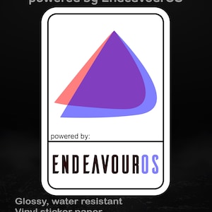 Peut inclure: Un autocollant rectangulaire à bordure blanche présente un motif géométrique rouge, violet et bleu, avec le texte "powered by EndeavourOS". L'autocollant comprend également le texte "ENDEAVOUROS" et est en vinyle brillant et résistant à l'eau.