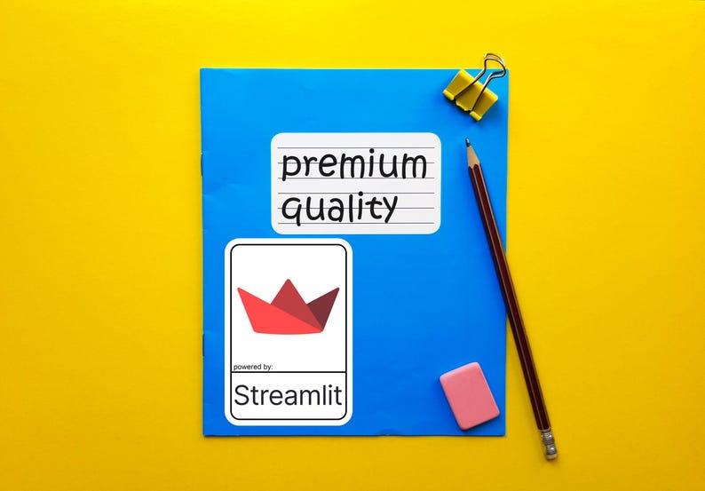 K&ouml;nnte beinhalten: Ein blauer Notizblock mit den Worten "premium quality" auf einem wei&szlig;en Aufkleber. Ein rot-wei&szlig;es Logo mit dem Text "Streamlit" befindet sich ebenfalls auf dem Notizblock. Ein Bleistift, ein Radiergummi und eine B&uuml;roklammer befinden sich auf gelbem Hintergrund.