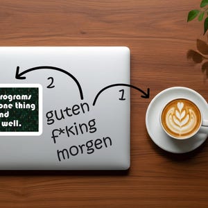 Pu&ograve; includere: Un laptop con un adesivo che recita "Write programs that do one thing and do it well." Accanto al laptop c'&egrave; una tazza di caff&egrave; con latte art. Le parole "guten f*king morgen" sono anche sul laptop.