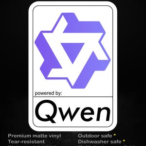 Può includere: Un adesivo rettangolare con sfondo bianco e bordo nero che presenta un logo geometrico viola a forma di stella. Il testo recita stick me! somewhere cool... powered by: Qwen. Sotto sono riportate le etichette: Premium matte vinyl, Tear-resistant, Water-resistant ink, Outdoor safe *, Dishwasher safe *, Multiple sizes available, * Please see details in images.