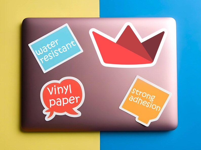 Op de afbeelding: Laptop bedekt met stickers. Stickers zijn onder meer een rode origami-kroon, een blauwe rechthoek met "water resistant", een rode tekstballon met "vinyl paper" en een oranje vierkant met "strong adhesion".