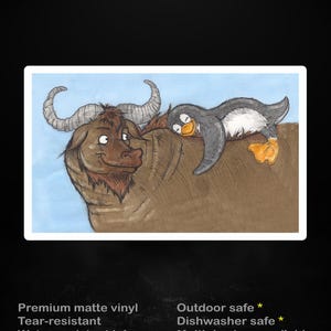 Könnte beinhalten: Ein rechteckiger Aufkleber mit einer Cartoon-Illustration eines Gnus und eines Pinguins. Das Gnu ist braun mit großen Hörnern, und der Pinguin ist grau, schwarz und orange. Der Text oben lautet "stick me! somewhere cool..."