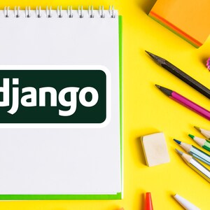 Może przedstawiać: Biały notatnik w spiralę z zieloną obw&oacute;dką i napisem "django" w białych literach na ciemnozielonym prostokącie. Oł&oacute;wki, gumki do mazania i temper&oacute;wka leżą na ż&oacute;łtej powierzchni.