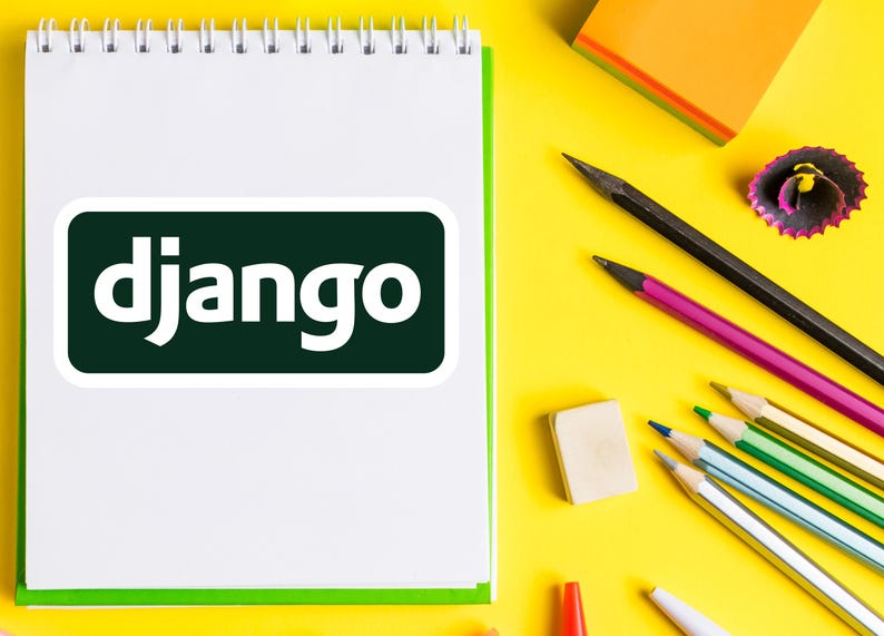 Może przedstawiać: Biały notatnik w spiralę z zieloną obw&oacute;dką i napisem "django" w białych literach na ciemnozielonym prostokącie. Oł&oacute;wki, gumki do mazania i temper&oacute;wka leżą na ż&oacute;łtej powierzchni.