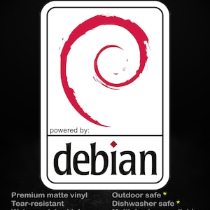 Puede incluir: Una pegatina blanca con un diseño de remolino rojo y la palabra "debian" en negro. La pegatina también incluye el texto "stick me! somewhere cool..." y detalles sobre las características de la pegatina, como ser resistente al desgarro y apta para exteriores.