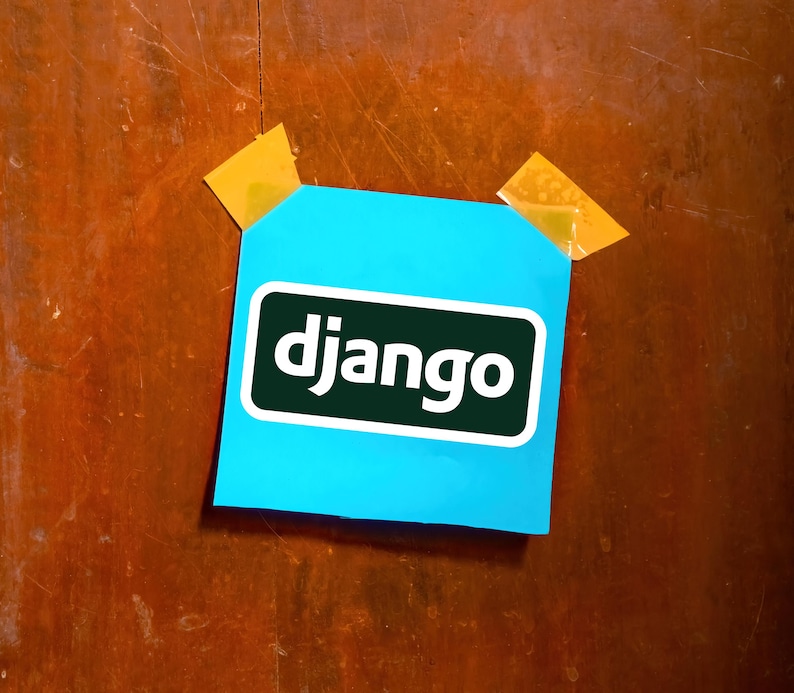 Może przedstawiać: Jasnoniebieska karteczka samoprzylepna z napisem "django" białymi literami w zielonym prostokącie, przyklejona do drewnianej powierzchni dwoma kawałkami ż&oacute;łtej taśmy. Drewniana powierzchnia jest brązowa.