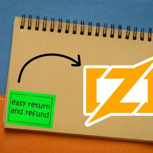 Puede incluir: Un bloc de notas en espiral marr&oacute;n con un bol&iacute;grafo y una pegatina verde que dice "easy return and refund". Un logotipo naranja y blanco est&aacute; en el bloc de notas, con una flecha negra que apunta a &eacute;l.
