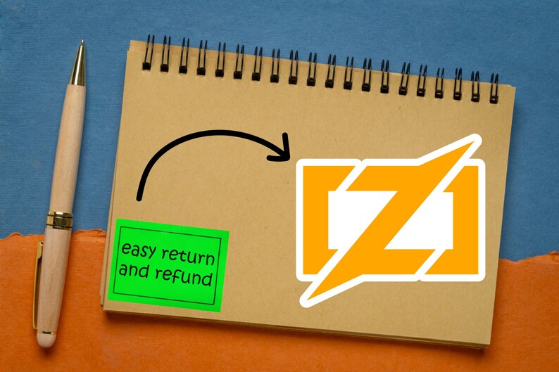 Puede incluir: Un bloc de notas en espiral marr&oacute;n con un bol&iacute;grafo y una pegatina verde que dice "easy return and refund". Un logotipo naranja y blanco est&aacute; en el bloc de notas, con una flecha negra que apunta a &eacute;l.