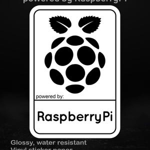 Könnte beinhalten: Ein weiß-schwarzer Raspberry Pi-Aufkleber mit einem stilisierten Himbeer-Grafik und dem Text "powered by Raspberry Pi". Der Aufkleber ist glänzend, wasserfest und aus Vinyl. Erhältlich in verschiedenen Größen.
