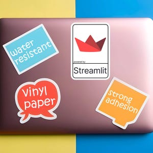 K&ouml;nnte beinhalten: Auf einem Laptop befinden sich mehrere Aufkleber. Die Aufkleber zeigen die Texte "water resistant", "vinyl paper" und "strong adhesion". Ein Aufkleber zeigt ein rotes Origami-Boot-Design mit dem Text "powered by: Streamlit".