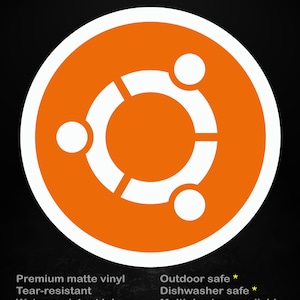 Peut inclure: Autocollant orange et blanc avec le texte "stick me! somewhere cool...". Il présente un design circulaire avec un contour blanc et un graphisme blanc au centre. Fabriqué en vinyle mat de qualité supérieure, résistant aux déchirures et à l'encre résistante à l'eau.