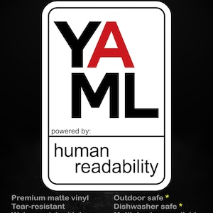 Puede incluir: Una pegatina blanca con borde negro y el texto "YAML" en negro y rojo. Debajo, se lee "powered by: human readability". La pegatina es de vinilo mate de primera calidad, resistente al desgarro y al agua.
