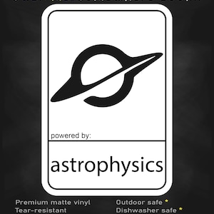 Op de afbeelding: Een rechthoekige sticker met een zwarte afbeelding van een planeet met ringen binnen een witte rand. De tekst luidt stick me! somewhere cool... en powered by: astrophysics. Daaronder staat de tekst premium mat vinyl, scheurbestendig, waterbestendige inkt, geschikt voor buiten, vaatwasserbestendig en meerdere maten beschikbaar.