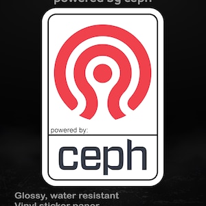 Peut inclure: Un autocollant rectangulaire blanc avec un motif abstrait rouge et le texte "powered by ceph". L'autocollant porte également le texte "Glossy, water resistant Vinyl sticker paper Available in different sizes".