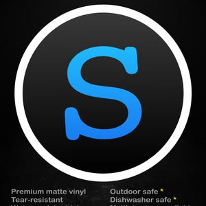 Puede incluir: Una pegatina con una letra "S" azul dentro de un círculo negro con borde blanco. El texto "stick me! somewhere cool..." está en la parte superior. La pegatina está hecha de vinilo mate de primera calidad, resistente al desgarro y tinta resistente al agua.