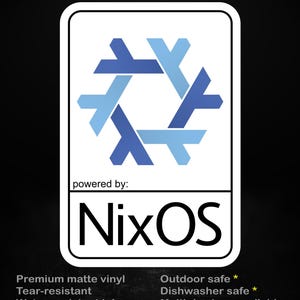 Puede incluir: Una pegatina blanca con un diseño geométrico azul y azul claro, con el texto "stick me! somewhere cool..." en la parte superior. La pegatina dice "powered by: NixOS" y enumera características como vinilo mate de primera calidad y tinta resistente al agua.