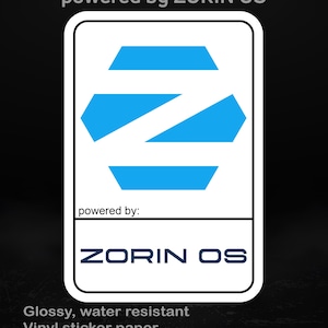 Könnte beinhalten: Ein rechteckiger Aufkleber mit weißem Rand, blauem geometrischen Design und dem Text "ZORIN OS". Die Worte "powered by ZORIN OS" stehen oben. Der Aufkleber ist glänzend, wasserfest und aus Vinyl.