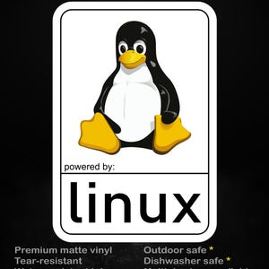 Op de afbeelding: Een sticker met het Linux pinguïn-mascotte in zwart, wit en geel. De tekst "stick me! somewhere cool..." staat bovenaan, en "powered by: linux" staat onderaan. De sticker is gemaakt van premium mat vinyl en is scheurvast.