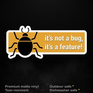 Peut inclure: Un autocollant noir et jaune avec le texte "it's not a bug, it's a feature !" et une illustration de dessin animé d'un insecte. L'autocollant comprend également le texte "stick me! somewhere cool..." et des détails sur les caractéristiques de l'autocollant.