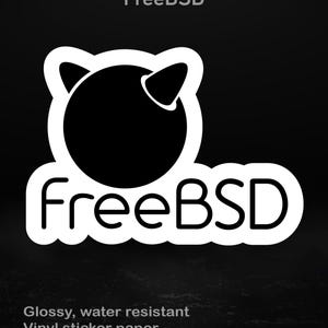 Może przedstawiać: Biała naklejka winylowa z napisem "FreeBSD" i stylizowanym logo przypominającym niedźwiedzia na czarnym tle. Naklejka jest błyszcząca, wodoodporna i wykonana z papieru naklejkowego winylowego.