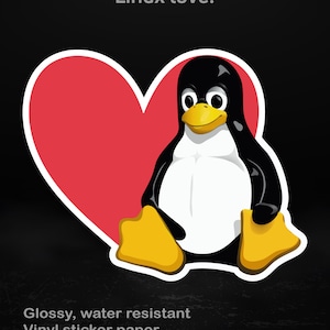 Könnte beinhalten: Ein glänzender, wasserfester Vinyl-Aufkleber mit einem Cartoon-Pinguin mit weißem Bauch, schwarzem Körper und gelben Füßen und Schnabel, der vor einem roten Herzen sitzt. Der Text "Linux love!" steht oben.