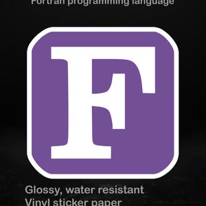 Op de afbeelding: Een glanzende, waterbestendige vinyl sticker met de witte letter "F" op een paarse vierkant, met de tekst "Fortran programming language" erboven. Verkrijgbaar in verschillende maten.