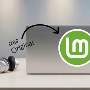 May include: A silver laptop with a green and white logo, and a pair of silver and black headphones. The laptop has a sticker with the Linux Mint logo. The text "das Original" is written above the laptop.