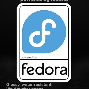 Könnte beinhalten: Ein weißer Aufkleber mit einem blau-weißen Logo, dem Text "powered by fedora!" oben und "fedora" unten. Der Aufkleber ist glänzend, wasserfest und aus Vinyl-Aufkleberpapier.