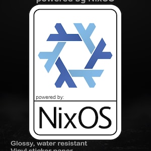 以下が含まれることがあります： 青と水色の幾何学模様と「NixOS」の文字が入った、角が丸い白い長方形のステッカー。ステッカーには「powered by NixOS」と「powered by:」の文字も上下にあります。ステッカーは光沢のある耐水性ビニール製です。