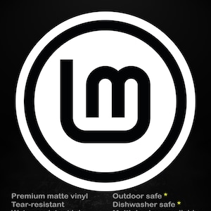Puede incluir: Una pegatina en blanco y negro con el texto "stick me! somewhere cool..." en la parte superior. La pegatina presenta un círculo blanco con un borde negro, que encierra un logotipo "lm" blanco estilizado. Texto adicional indica que la pegatina es de vinilo mate premium, resistente al desgarro y al agua.