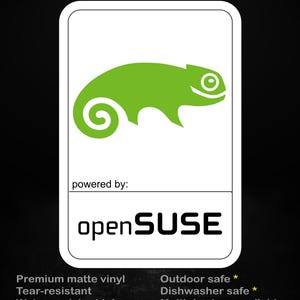 Könnte beinhalten: Ein weißer Aufkleber mit einem grünen Chamäleon-Design und dem Text "stick me! somewhere cool...". Der Aufkleber zeigt auch "powered by: openSUSE". Zusätzlicher Text weist auf Premium-Matt-Vinyl, Reißfestigkeit und Wasserbeständigkeit hin.