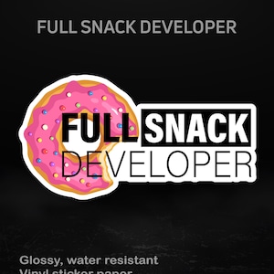 Könnte beinhalten: Glänzender, wasserfester Vinyl-Aufkleber mit dem Text "FULL SNACK DEVELOPER". Das Design zeigt einen rosa glasierten Donut mit bunten Streuseln. Erhältlich in verschiedenen Größen.