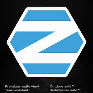 Pode incluir: Um autocolante branco e azul com o texto "stick me! somewhere cool...". O autocolante tem a forma de um hexágono com um design Z branco no centro. O autocolante é feito de vinil mate premium, resistente a rasgos e tinta resistente à água.