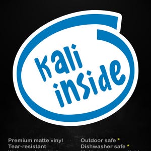 Könnte beinhalten: Ein weißer Aufkleber mit blauem Rand und den Worten "kali inside" in Blau. Der Aufkleber hat auch den Text "stick me! somewhere cool..." in Gelb und Weiß. Der Aufkleber besteht aus hochwertigem, mattem Vinyl und ist reißfest.