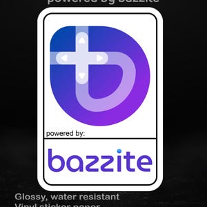 Peut inclure: Un autocollant en vinyle brillant et résistant à l'eau avec le mot "bazzite" dans un cadre blanc. L'autocollant présente un design bleu et violet avec le texte "powered by bazzite". Disponible en différentes tailles.
