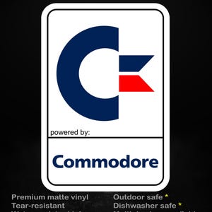 Puede incluir: Una pegatina blanca con el logotipo de Commodore en azul marino y rojo. El texto "stick me! somewhere cool..." está en la parte superior y "powered by: Commodore" en la inferior. Es de vinilo mate de primera calidad, resistente al desgarro y al agua.