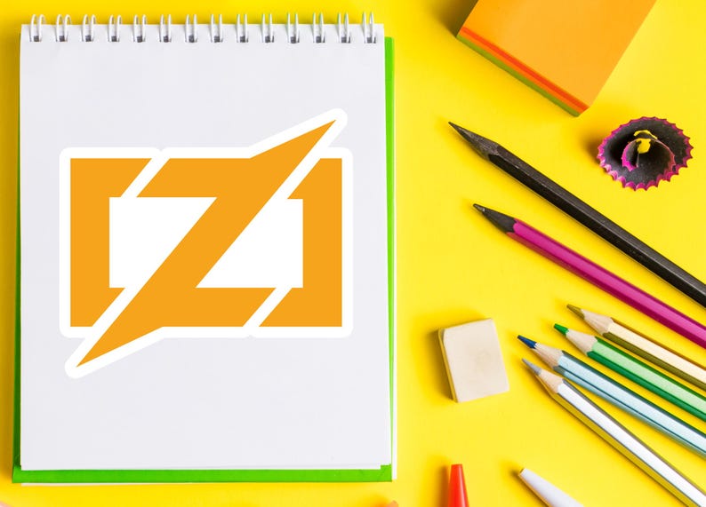 Puede incluir: Un cuaderno blanco con espiral, borde verde y logotipo naranja. L&aacute;pices, una goma de borrar y un sacapuntas est&aacute;n sobre una superficie amarilla brillante, creando un espacio de trabajo colorido.