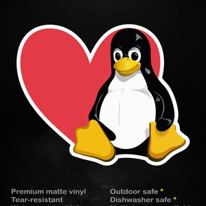 Puede incluir: Una pegatina con un diseño de pingüino de dibujos animados, con un cuerpo negro, vientre blanco y pies y pico amarillos, sobre un corazón rojo. El texto "stick me! somewhere cool..." está en la parte superior.