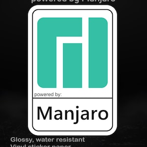 Peut inclure: Un autocollant rectangulaire à bordure blanche présente un motif abstrait turquoise et blanc et le mot "Manjaro" en gras noir. Le texte "powered by Manjaro" est en haut. Du texte supplémentaire en bas indique que l'autocollant est brillant, résistant à l'eau et en vinyle.