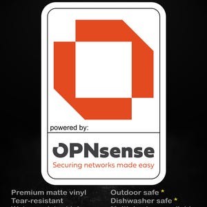 Puede incluir: Una pegatina blanca con un borde rectangular redondeado y un diseño geométrico naranja. El texto "stick me! somewhere cool..." está en la parte superior. La pegatina es "powered by: OPNsense, Securing networks made easy."