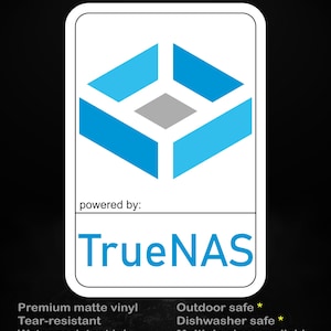 Może przedstawiać: Prostokątna naklejka z białym tłem i zaokrąglonymi rogami. Zawiera niebiesko-szare geometryczne logo sześcianu nad tekstem "powered by: TrueNAS". Na górze znajduje się napis "stick me! somewhere cool...", a na dole wymieniono cechy produktu: wysokiej jakości matowy winyl, odporność na rozdarcie, wodoodporny tusz, odporność na warunki zewnętrzne i możliwość mycia w zmywarce.