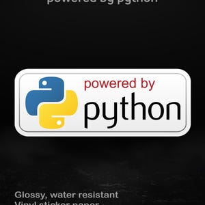 Op de afbeelding: Een rechthoekige sticker met afgeronde hoeken, met de tekst "powered by python". De sticker heeft een blauw en geel slanglogo. De tekst "powered by" is rood en "python" is zwart. De sticker is glanzend, waterbestendig en gemaakt van vinyl stickerpapier.