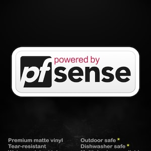 Peut inclure: Un autocollant rectangulaire blanc aux coins arrondis avec le texte "powered by pfSense" en noir et rouge. L'autocollant comprend également le texte "stick me! somewhere cool..." en jaune. Le texte supplémentaire indique que l'autocollant est en vinyle mat de qualité supérieure, résistant aux déchirures et à l'eau.