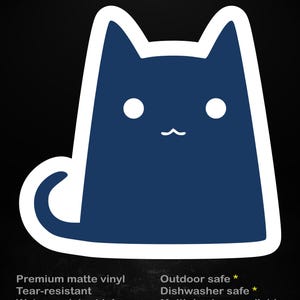 Peut inclure: Un autocollant en forme de chat bleu marine avec une bordure blanche, avec deux yeux blancs et une petite moustache blanche. Le texte "stick me! somewhere cool..." est en jaune. L'autocollant est en vinyle mat de qualité supérieure.
