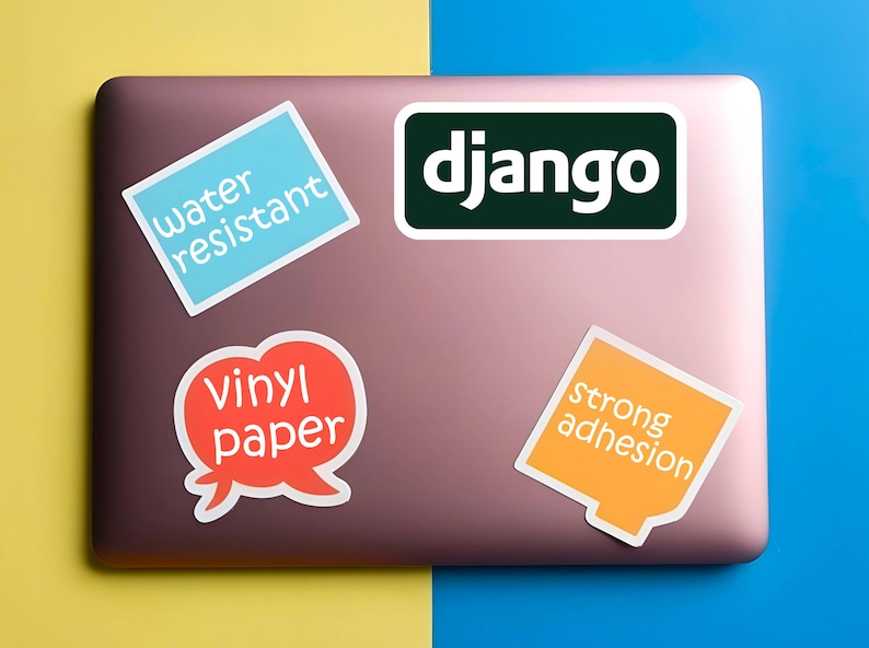 Może przedstawiać: Laptop z kilkoma naklejkami. Naklejki zawierają napisy "django", "water resistant", "vinyl paper" i "strong adhesion". Laptop znajduje się na ż&oacute;łto-niebieskim tle.